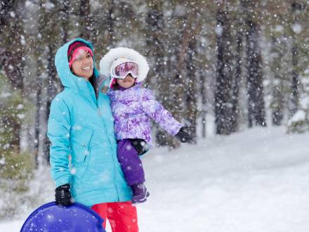 Una madre y su hija en la nieve en Big Bear