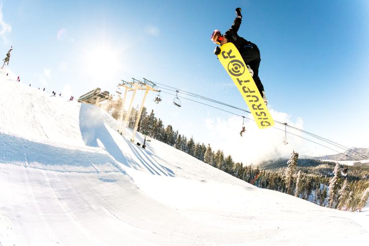 Un snowboarder golpea un salto en Bear Mountain