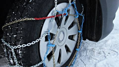 Cadenas de nieve en el neumático en Big Bear Lake California