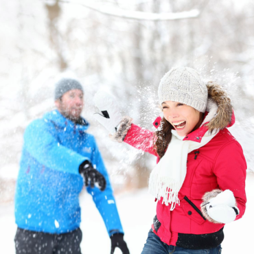 Una pareja juega en la nieve en Big Bear Lake