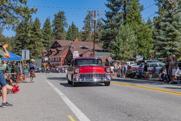 Un bólido rojo recorre el centro de Fawnskin en Big Bear Lake, California, durante la exposición anual de coches Big Bear Fun Run.