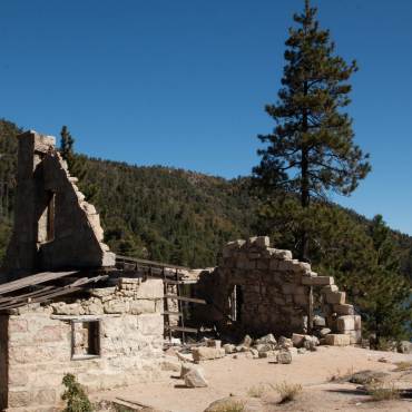 Restos de la antigua casa del guardián de la presa en Big Bear