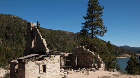 Restos de la antigua casa del guardián de la presa en Big Bear