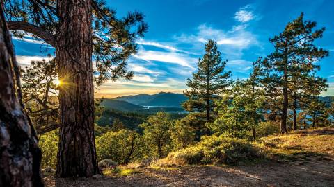 Hermosa imagen de las montañas vistas desde Big Bear Lake, CA