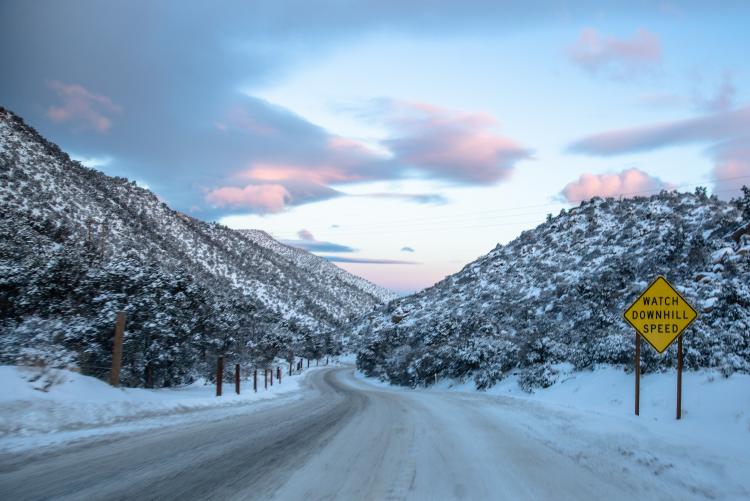 Carretera de montaña nevada cerca de Big Bear Lake