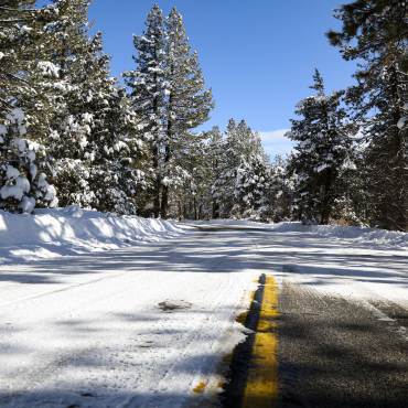 Una carretera de Big Bear Lake cubierta de nieve y hielo durante el invierno en Big Bear, California.
