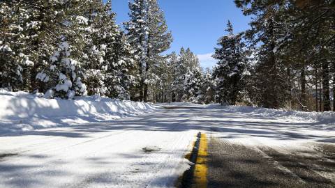 Una carretera de Big Bear Lake cubierta de nieve y hielo durante el invierno en Big Bear, California.