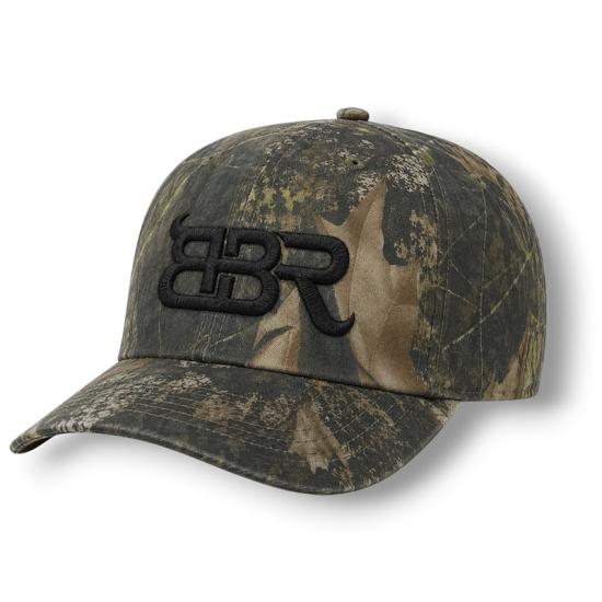 Una gorra snapback de color camuflaje vendida durante el rodeo de Big Bear Lake; en la parte delantera lleva las iniciales «BBR».