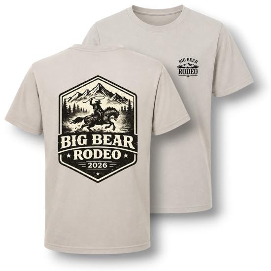 Una camiseta blanca vendida durante el rodeo de Big Bear Lake; en la espalda tiene un logotipo con forma de gema que representa a un vaquero montando a caballo.
