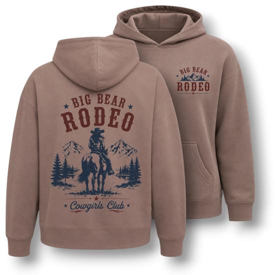 Una sudadera con capucha de color rosa moca que se vendió durante el rodeo de Big Bear Lake; en la espalda lleva el dibujo de una vaquera montada a lomos de un caballo.