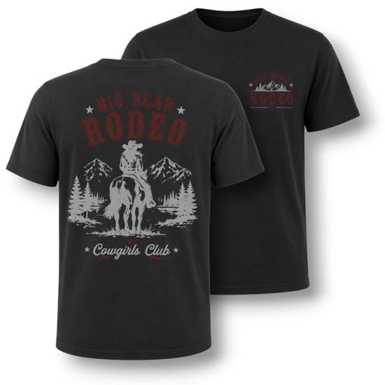Una camiseta de color carbón que se vende durante el rodeo de Big Bear Lake; en la espalda lleva estampada la imagen de una vaquera montada a lomos de un caballo.
