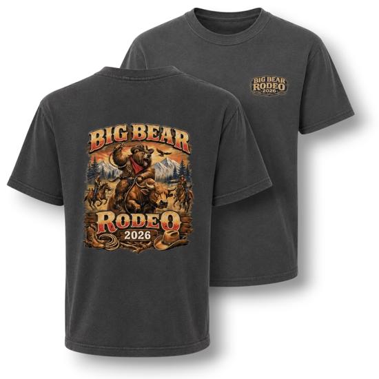 Una camiseta de color carbón que se vendió durante el rodeo de Big Bear Lake; en la espalda lleva un dibujo de un oso al estilo vaquero montado sobre un toro.