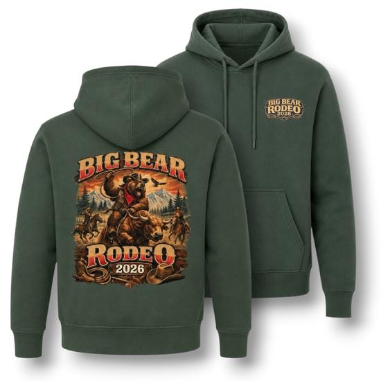 Una sudadera con capucha verde vendida durante el rodeo de Big Bear Lake; en la espalda lleva un dibujo de un oso al estilo vaquero montado sobre un toro.