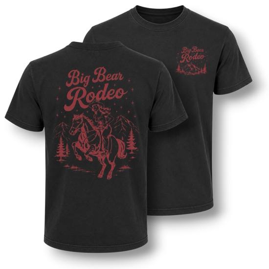 Una camiseta negra vendida durante el rodeo de Big Bear Lake; en la espalda tiene el contorno rojo de una vaquera montada a lomos de un caballo.