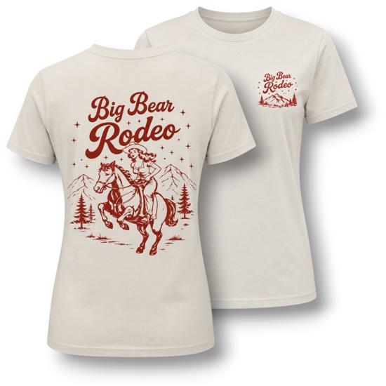 Una camiseta blanca con detalles en rojo que se vendió durante el rodeo de Big Bear Lake; en la espalda aparece una vaquera montada a lomos de un caballo.