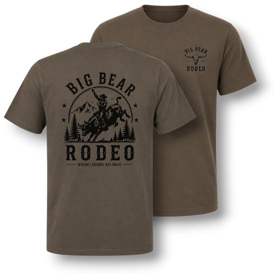 Una camiseta de color pino que se vendió durante el rodeo de Big Bear Lake; en la espalda aparece un vaquero montado sobre un toro.