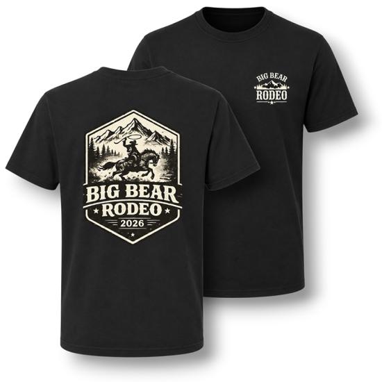 Una camiseta de color carbón que se vendió durante el rodeo de Big Bear Lake; en la espalda lleva el logotipo del rodeo, con forma de gema y un vaquero.