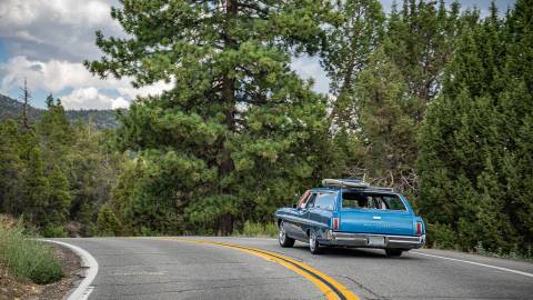 Recuerdos nostálgicos, recuerdos de Big Bear: ¡una vieja camioneta azul de los años 70 con un tablero en el techo, de camino al lago!