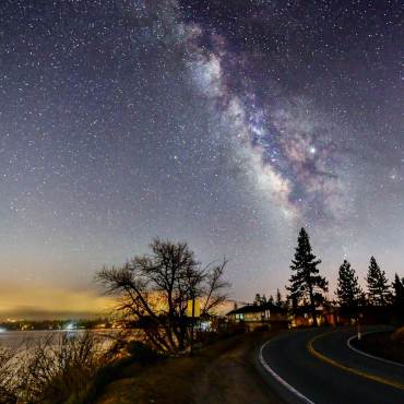 Una foto del hermoso cielo nocturno de Big Bear, las estrellas brillantes y una galaxia son visibles.