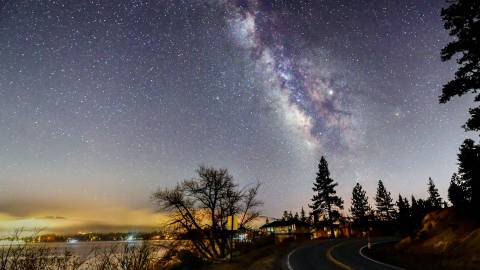 Una foto del hermoso cielo nocturno de Big Bear, las estrellas brillantes y una galaxia son visibles.