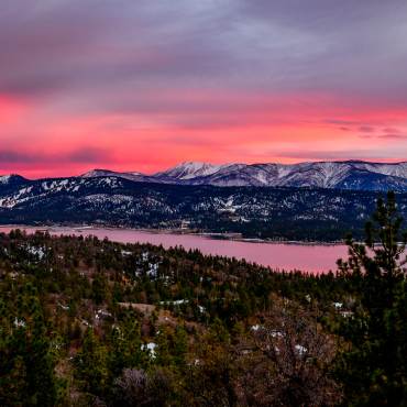 Vista del lago al atardecer