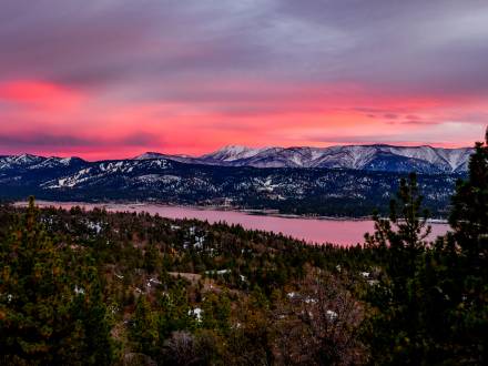 Vista del lago al atardecer