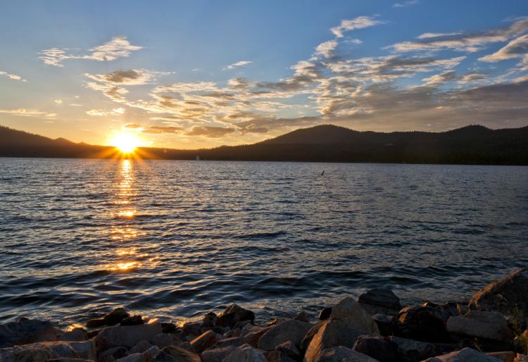 Puesta de sol en Big Bear Lake en Meadow Park