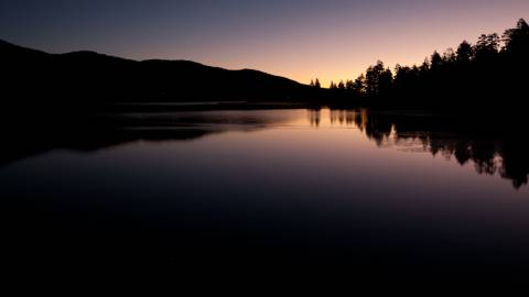 Imagen de Big Bear Lake justo antes del anochecer