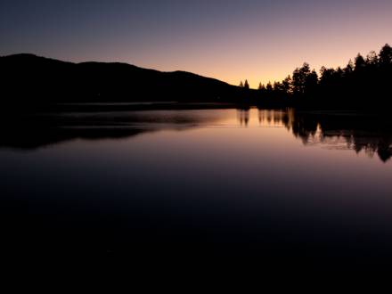 Imagen de Big Bear Lake justo antes del anochecer