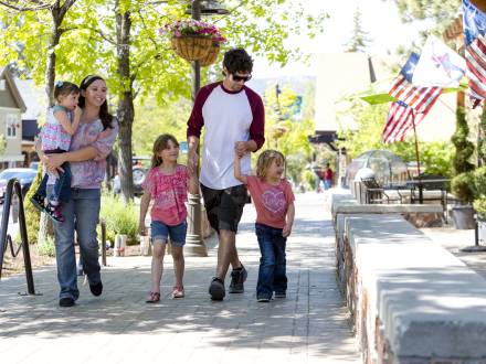 Paseo familiar por el pueblo de Big Bear