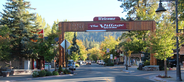 Vista de The Village desde Pine Knot Ave y Big Bear Boulevard