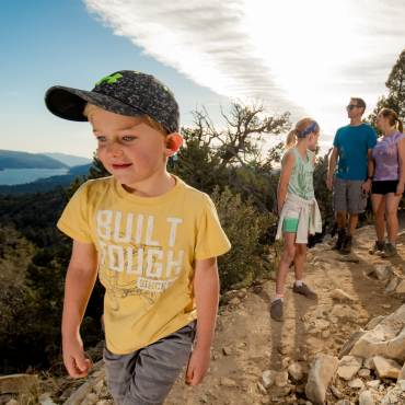 Una familia recorre junta un sendero de la costa norte de Big Bear