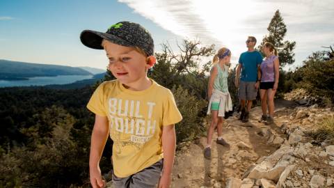 Una familia recorre junta un sendero de la costa norte de Big Bear