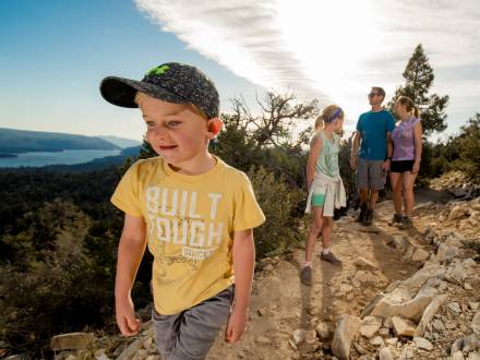 Una familia recorre junta un sendero de la costa norte de Big Bear