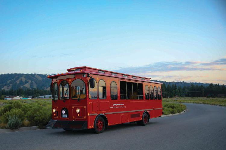 un tranvía rojo de Mountain Transit transporta a los viajeros por Big Bear Lake