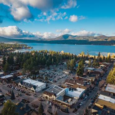 Una imagen aérea tomada desde un dron del lago Big Bear y el pueblo; en la distancia se divisan el lago y las montañas.