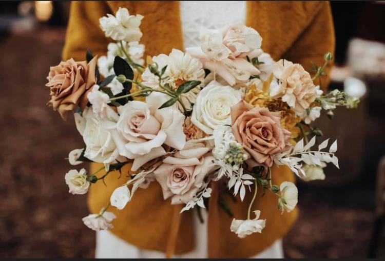 Una foto de un ramo de novia con flores blancas y rosas de la floristería Little Green House, en Big Bear Lake.