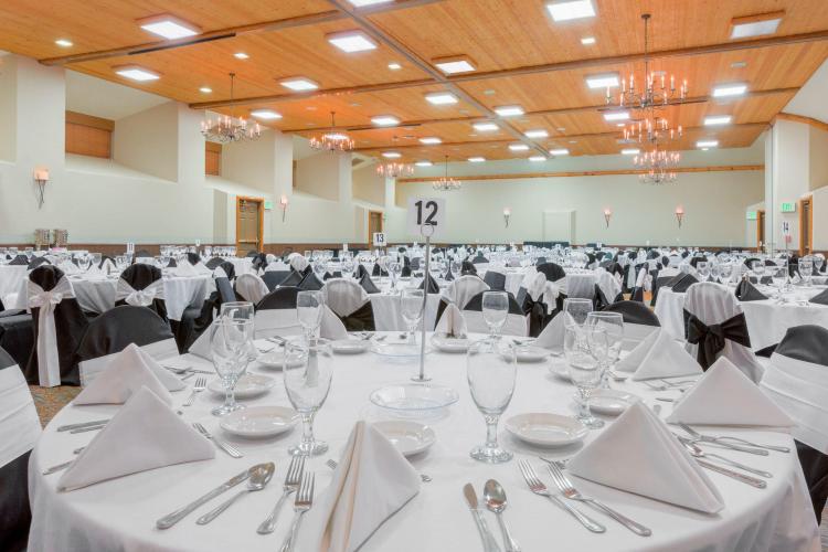 Varias mesas llenan una gran sala de conferencias para un evento especial en The Lodge at Big Bear Lake.