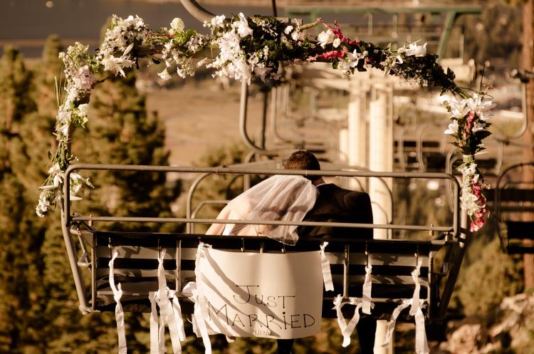 Una pareja de recién casados en el recinto para bodas Snow Summit, en Big Bear Lake