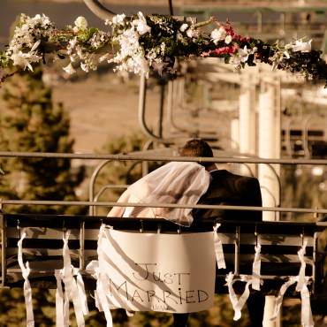 Una pareja de recién casados en el recinto para bodas Snow Summit, en Big Bear Lake