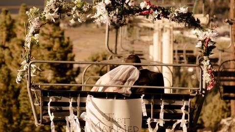 Una pareja de recién casados en el recinto para bodas Snow Summit, en Big Bear Lake