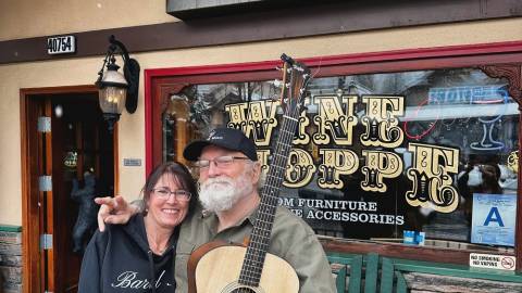 Una foto de Brad SilverMoon delante del Barrel 33 durante el evento High Alti-Tuesdays - Live Music and Specials.