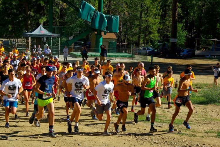 Una gran multitud de corredores que participaban en la prueba «Conquer The Wall» de Big Bear Lake, celebrada en Snow Summit.