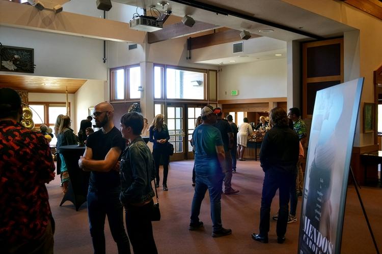 Una gran multitud se reunió con motivo de un festival de cine en Big Bear Lake, California; en el centro de la sala hay un cartel de cine.