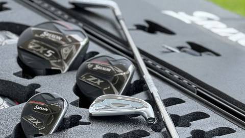 Una foto de palos de golf de distintos tamaños dentro de una funda de espuma, un palo de golf colocado sobre el resto.