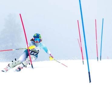 Una foto de la Snow Summit USSA South Central Series SLx2: hay una persona con esquís zigzagueando entre los postes en la nieve.