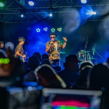 Una foto tomada durante la serie de conciertos de verano de Big Bear: la banda toca en el escenario ante una gran multitud.
