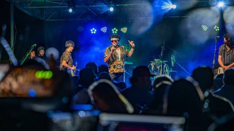 Una foto tomada durante la serie de conciertos de verano de Big Bear: la banda toca en el escenario ante una gran multitud.