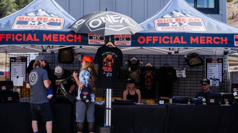 Dos puestos de venta en los que se ofrecen a los clientes del Bear Mountain Resort productos oficiales del Gran Premio de Motocross de O'NEAL.