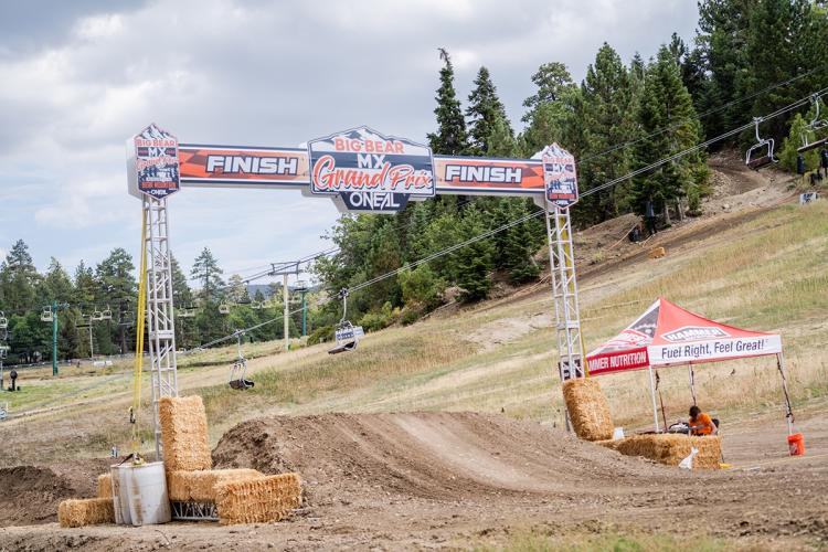 La línea de meta del Gran Premio de Motocross de Big Bear Lake, en Bear Mountain: hay una gran rampa de tierra debajo de la línea de meta.